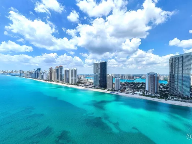 3-bedroom condo for rent in Sunny Isles Beach - 18555 Collins Ave 5001 - MondialRealty