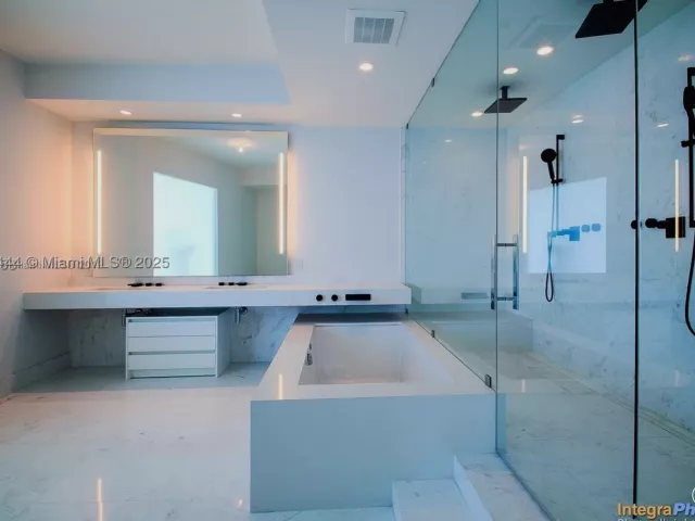 3-bedroom condo for rent in Sunny Isles Beach - 18555 Collins Ave 5001 - MondialRealty