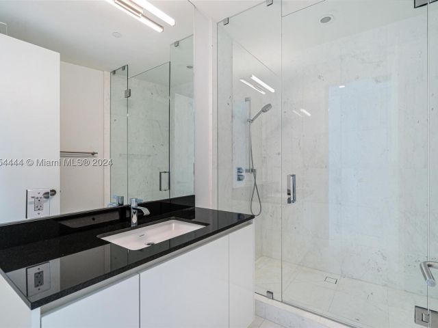 3-bedroom condo for rent in Sunny Isles Beach - 18555 Collins Ave 5001 - MondialRealty