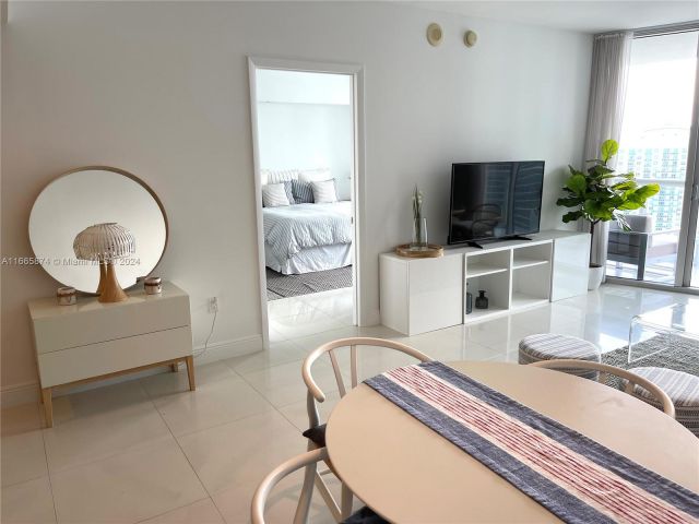 Apartment for sale  Unit #4006 - photo 5614174