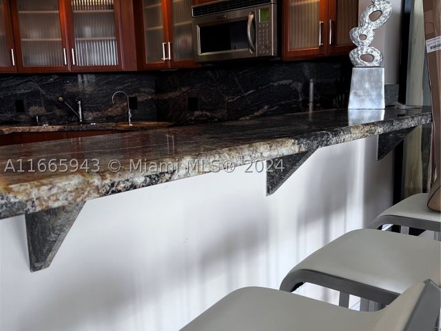 2-bedroom condo for rent in Miami Beach - 5161 Collins Ave 505 - MondialRealty