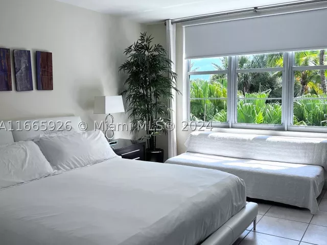 3-bedroom condo for rent in Miami Beach - 5161 Collins Ave 405 - MondialRealty