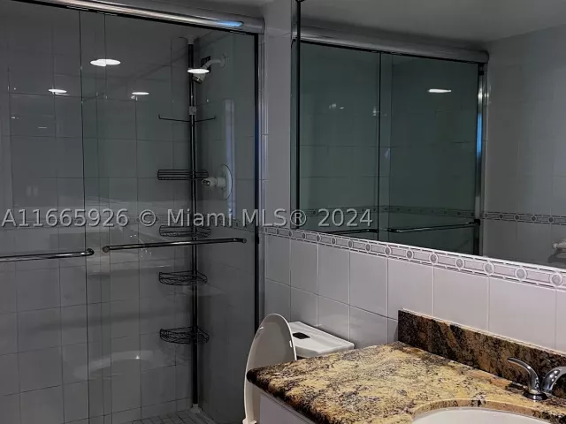 3-bedroom condo for rent in Miami Beach - 5161 Collins Ave 405 - MondialRealty