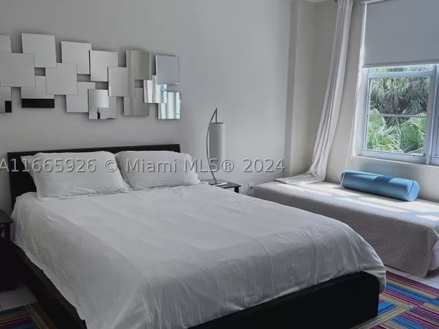 3-bedroom condo for rent in Miami Beach - 5161 Collins Ave 405 - MondialRealty