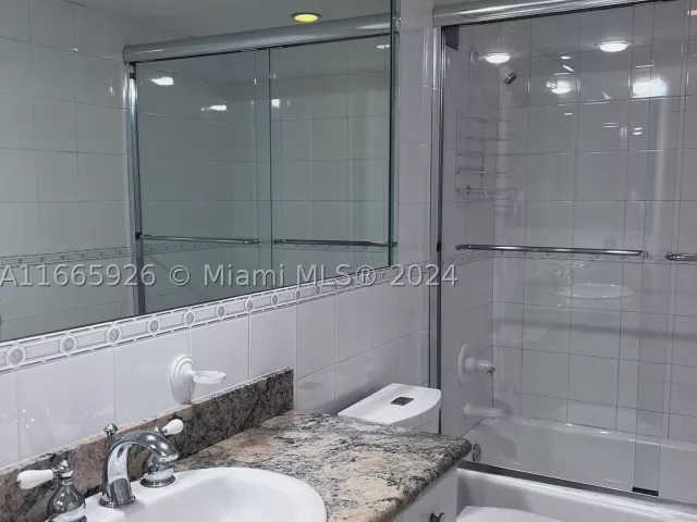 3-bedroom condo for rent in Miami Beach - 5161 Collins Ave 405 - MondialRealty