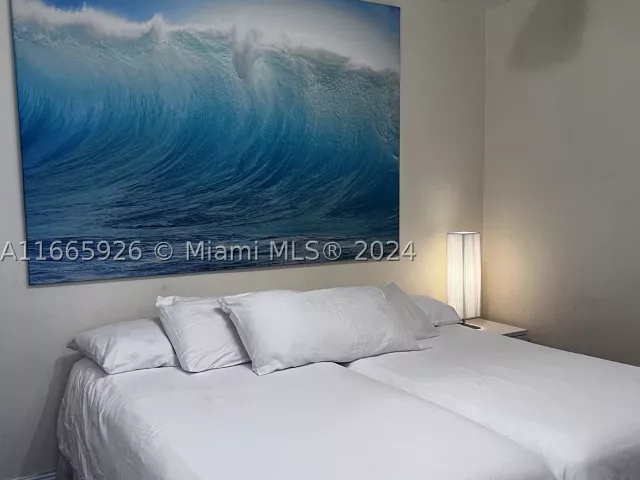 3-bedroom condo for rent in Miami Beach - 5161 Collins Ave 405 - MondialRealty
