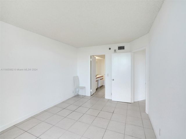 Apartment for sale  Unit #1811 - photo 5690140