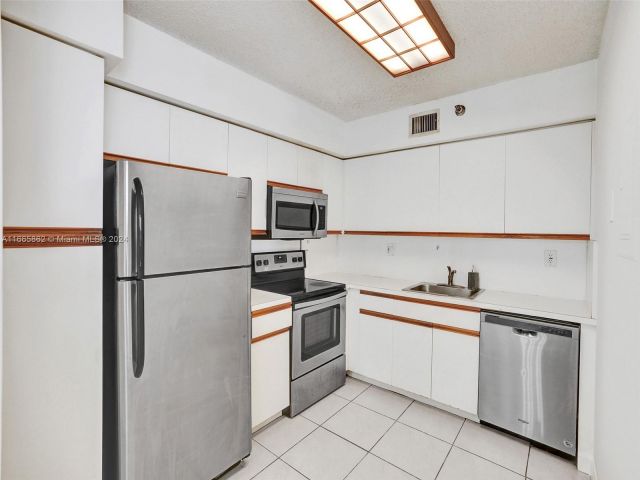 Apartment for sale  Unit #1811 - photo 5690145