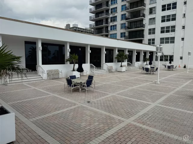 2-bedroom condo for sale in Hollywood - 2201 S Ocean Dr 904 - MondialRealty