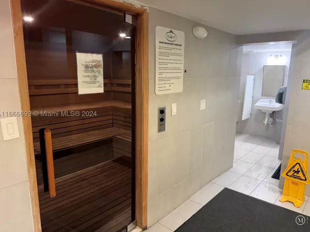 2-bedroom condo for sale in Hollywood - 2201 S Ocean Dr 904 - MondialRealty