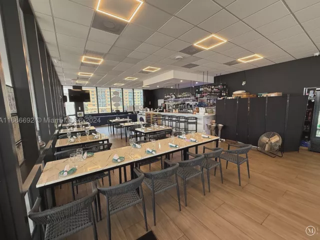 2-bedroom condo for sale in Hollywood - 2201 S Ocean Dr 904 - MondialRealty