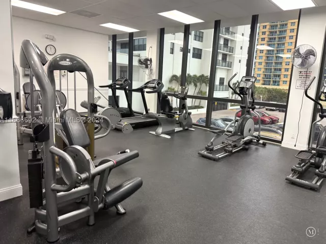 2-bedroom condo for sale in Hollywood - 2201 S Ocean Dr 904 - MondialRealty
