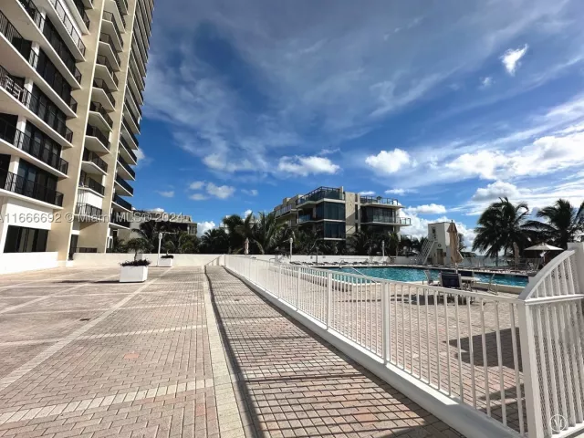 2-bedroom condo for sale in Hollywood - 2201 S Ocean Dr 904 - MondialRealty
