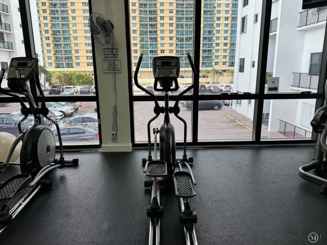 2-bedroom condo for sale in Hollywood - 2201 S Ocean Dr 904 - MondialRealty