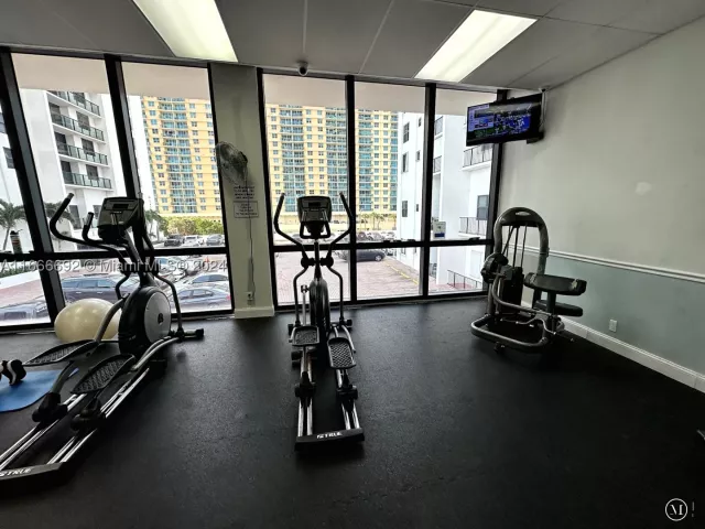 2-bedroom condo for sale in Hollywood - 2201 S Ocean Dr 904 - MondialRealty