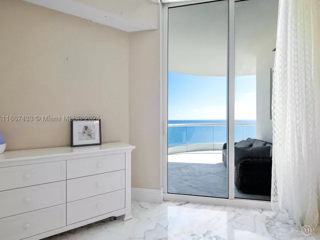 2-bedroom condo for rent in Sunny Isles Beach - 16047 Collins Ave 2602 - MondialRealty
