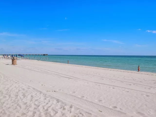 2-bedroom condo for rent in Sunny Isles Beach - 16047 Collins Ave 2602 - MondialRealty