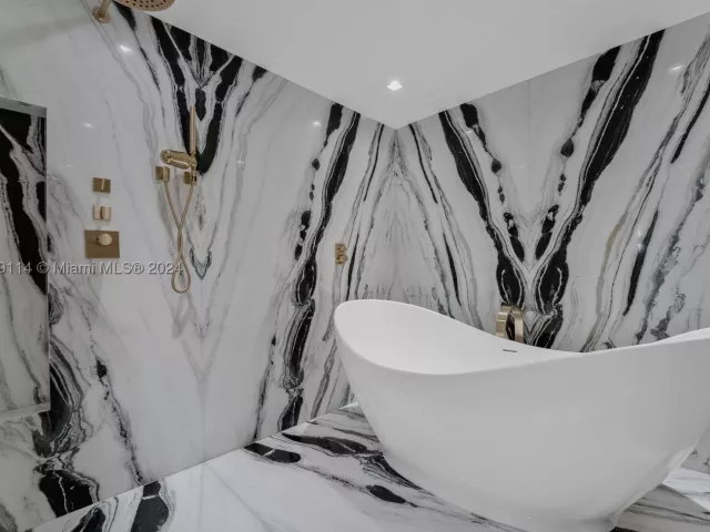 5-bedroom condo for sale in Miami Beach - 5242 Fisher Island Dr 5242 - MondialRealty