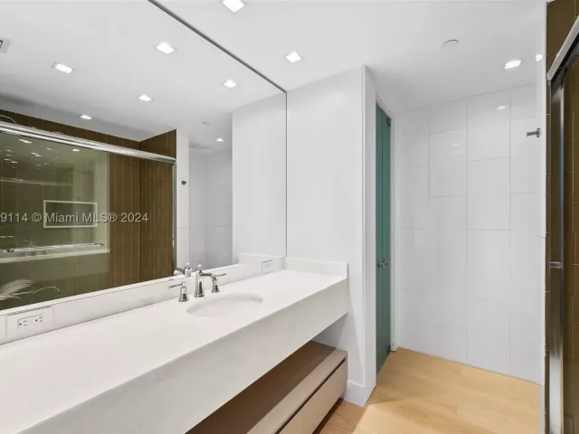 5-bedroom condo for sale in Miami Beach - 5242 Fisher Island Dr 5242 - MondialRealty