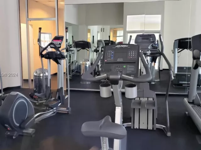 2-bedroom condo for sale in Miami Beach - 5161 Collins Ave 1715 - MondialRealty
