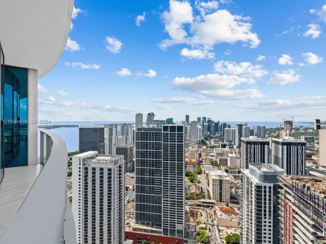 4-bedroom condo for sale in Miami - 851 NE 1st Ave PH 5412 - MondialRealty