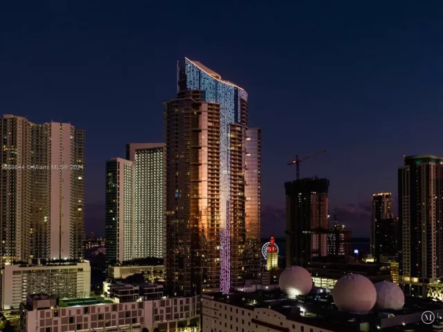 4-bedroom condo for sale in Miami - 851 NE 1st Ave PH 5412 - MondialRealty