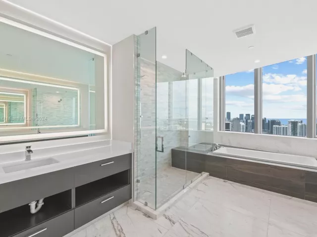 4-bedroom condo for sale in Miami - 851 NE 1st Ave PH 5412 - MondialRealty