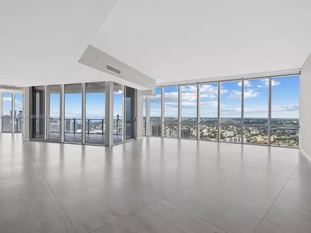 4-bedroom condo for sale in Miami - 851 NE 1st Ave PH 5412 - MondialRealty