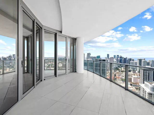 4-bedroom condo for sale in Miami - 851 NE 1st Ave PH 5412 - MondialRealty
