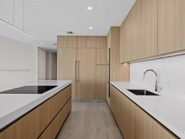 4-bedroom condo for sale in Miami - 851 NE 1st Ave PH 5412 - MondialRealty