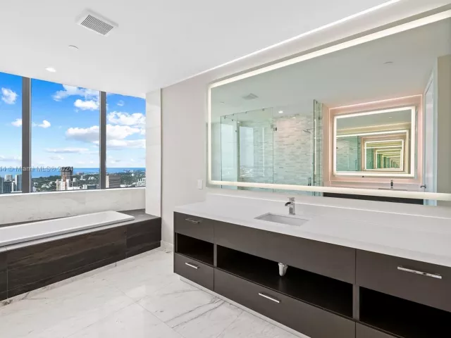 4-bedroom condo for sale in Miami - 851 NE 1st Ave PH 5412 - MondialRealty