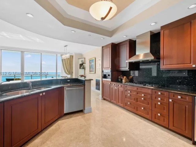 2-bedroom condo for rent in Bal Harbour - 10295 Collins Ave 1605 - MondialRealty