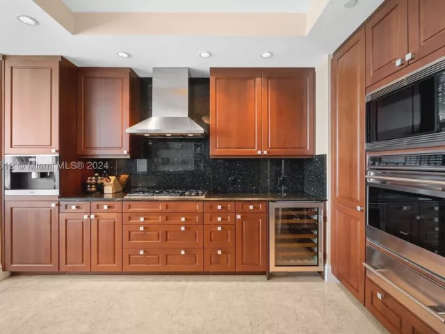 2-bedroom condo for rent in Bal Harbour - 10295 Collins Ave 1605 - MondialRealty