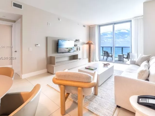1-bedroom condo for sale in Hollywood - 4111 S Ocean Dr 3007 - MondialRealty
