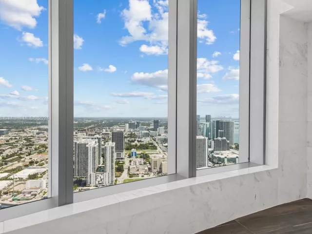 4-bedroom condo for sale in Miami - 851 NE 1st Ave PH 5402 - MondialRealty