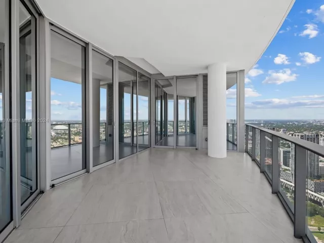 4-bedroom condo for sale in Miami - 851 NE 1st Ave PH 5402 - MondialRealty