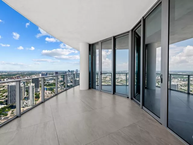 4-bedroom condo for sale in Miami - 851 NE 1st Ave PH 5402 - MondialRealty