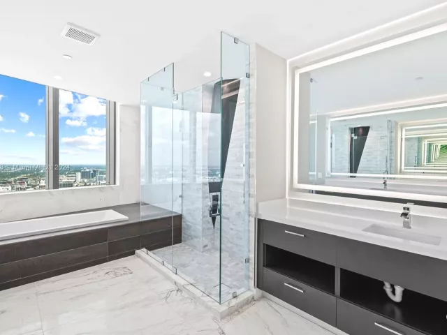 4-bedroom condo for sale in Miami - 851 NE 1st Ave PH 5402 - MondialRealty