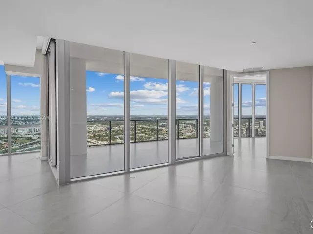4-bedroom condo for sale in Miami - 851 NE 1st Ave PH 5402 - MondialRealty