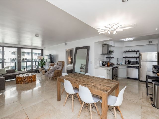 2-bedroom condo for sale in Miami Beach - 5225 Collins Ave 1114 - MondialRealty