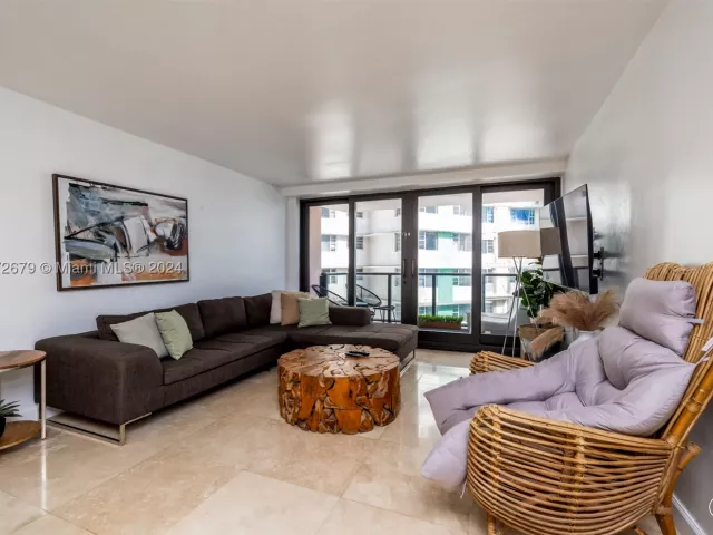 2-bedroom condo for sale in Miami Beach - 5225 Collins Ave 1114 - MondialRealty