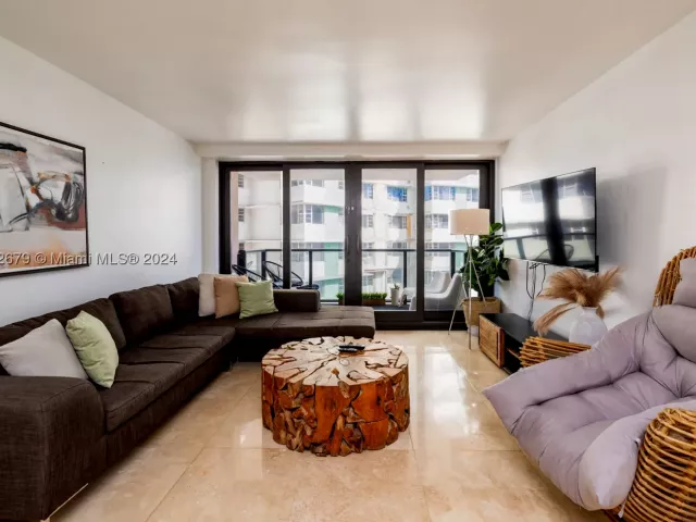 2-bedroom condo for sale in Miami Beach - 5225 Collins Ave 1114 - MondialRealty