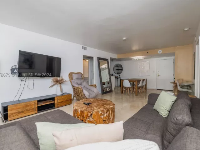 2-bedroom condo for sale in Miami Beach - 5225 Collins Ave 1114 - MondialRealty