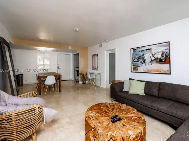 2-bedroom condo for sale in Miami Beach - 5225 Collins Ave 1114 - MondialRealty