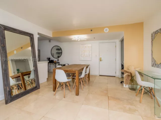 2-bedroom condo for sale in Miami Beach - 5225 Collins Ave 1114 - MondialRealty
