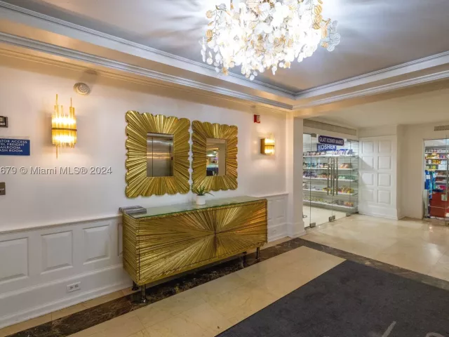 2-bedroom condo for sale in Miami Beach - 5225 Collins Ave 1114 - MondialRealty