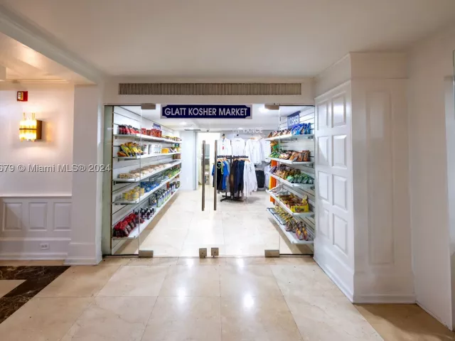2-bedroom condo for sale in Miami Beach - 5225 Collins Ave 1114 - MondialRealty