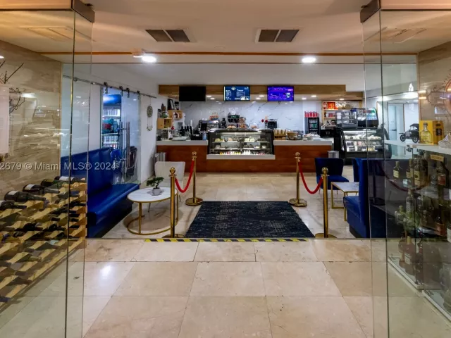 2-bedroom condo for sale in Miami Beach - 5225 Collins Ave 1114 - MondialRealty