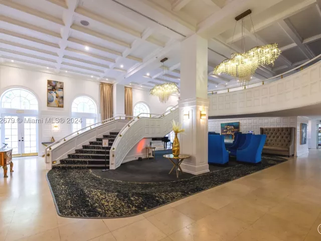 2-bedroom condo for sale in Miami Beach - 5225 Collins Ave 1114 - MondialRealty