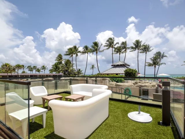 2-bedroom condo for sale in Miami Beach - 5225 Collins Ave 1114 - MondialRealty